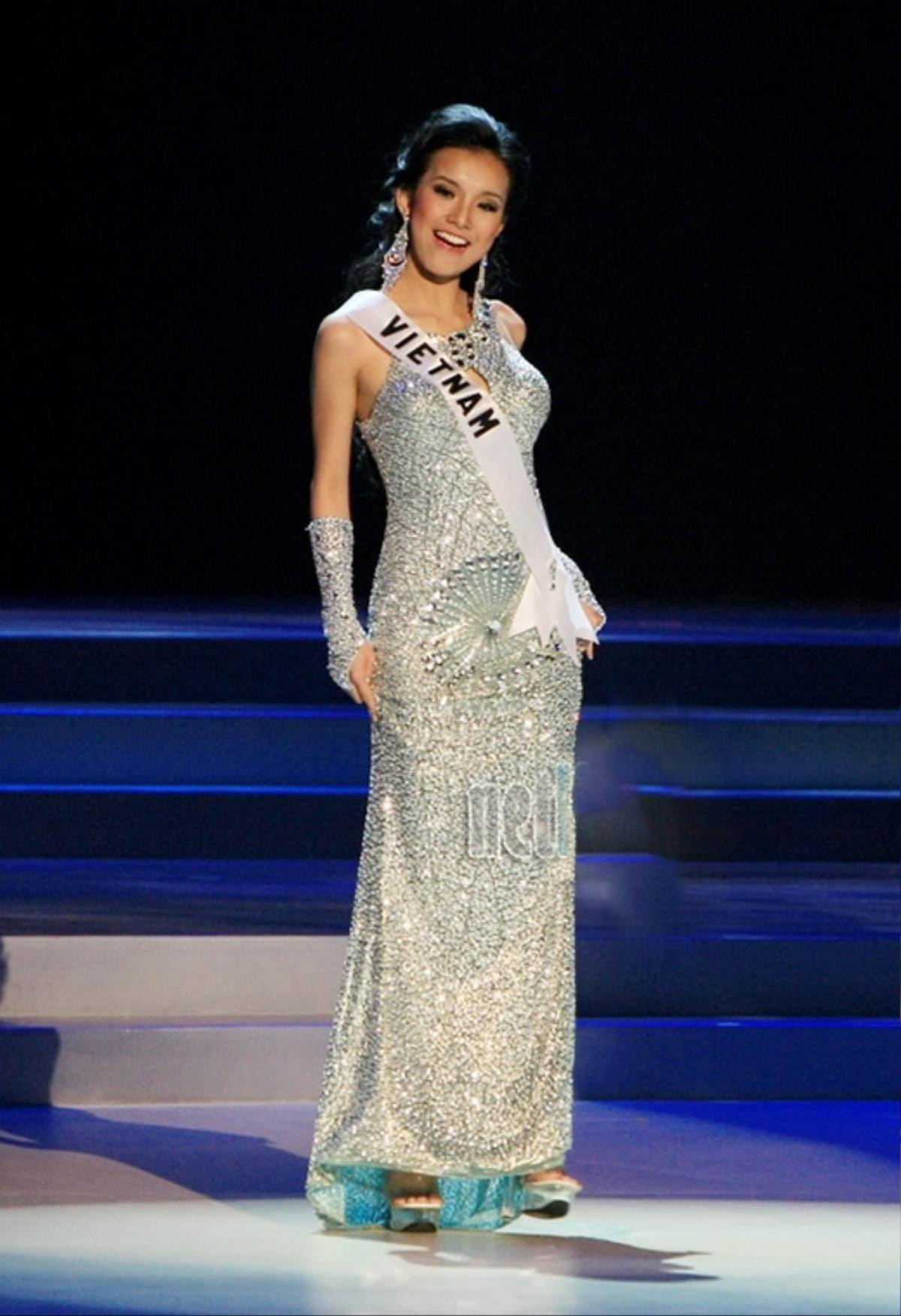 8 'tuyệt tác' đầm dạ hội giúp người đẹp Việt tỏa sáng trên đấu trường Miss Universe Ảnh 2