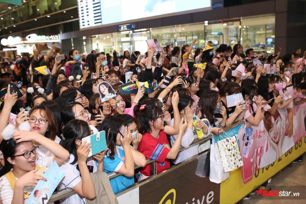 Fan đội nón lá, phủ kín sân bay Tân Sơn Nhất chờ đón Wanna One Ảnh 9