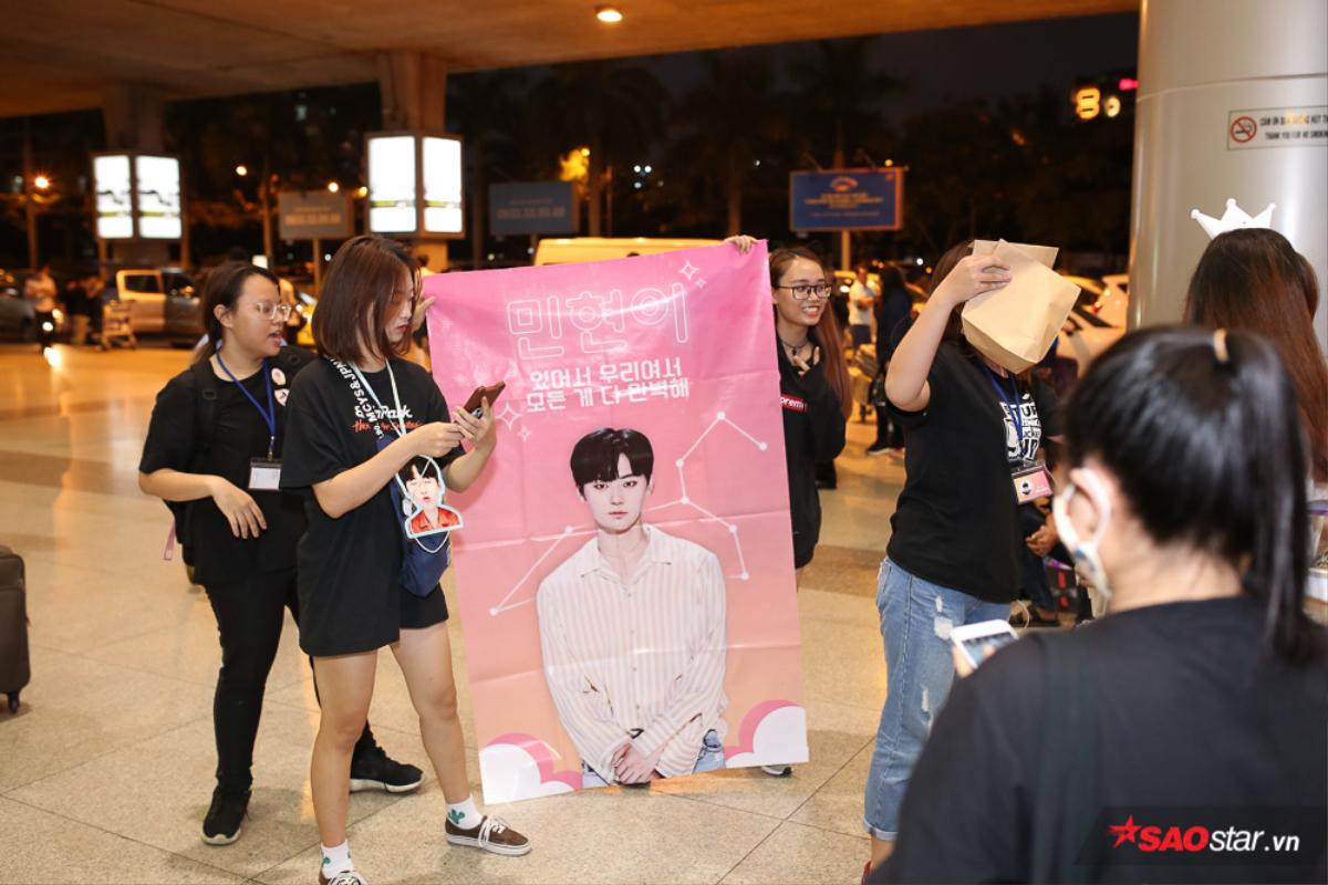 Fan đội nón lá, phủ kín sân bay Tân Sơn Nhất chờ đón Wanna One Ảnh 4