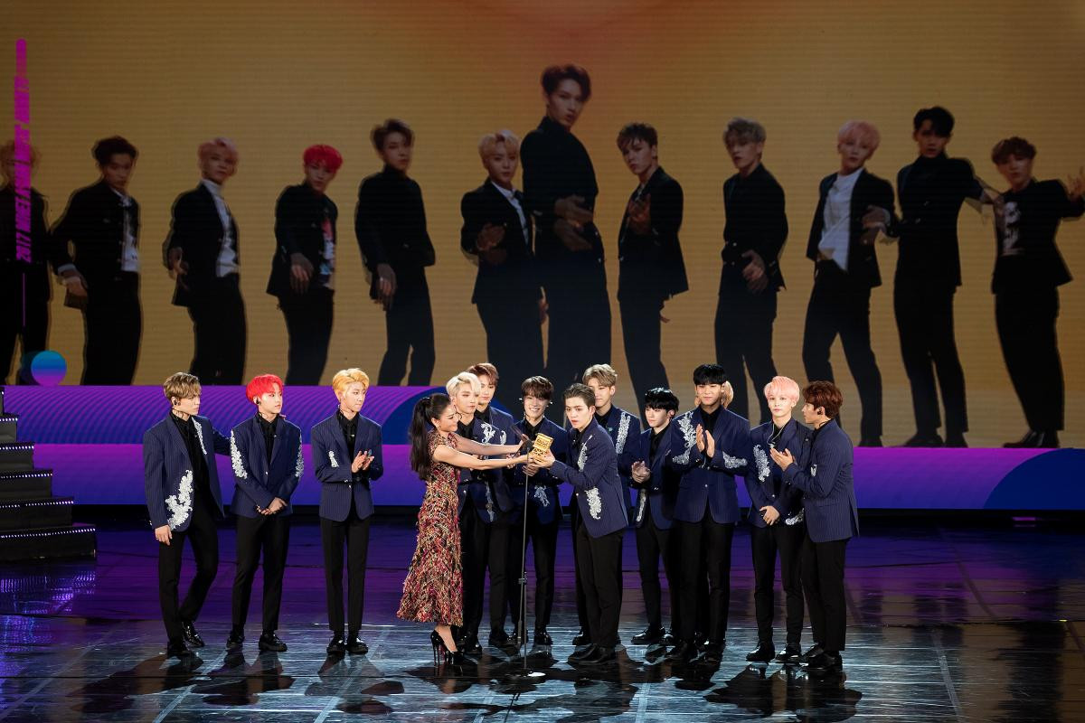 MAMA 2017: Wanna One - Seventeen 'đốt cháy' sân khấu, Tóc Tiên - Sơn Tùng chia đôi giải Nghệ sĩ Việt Ảnh 46