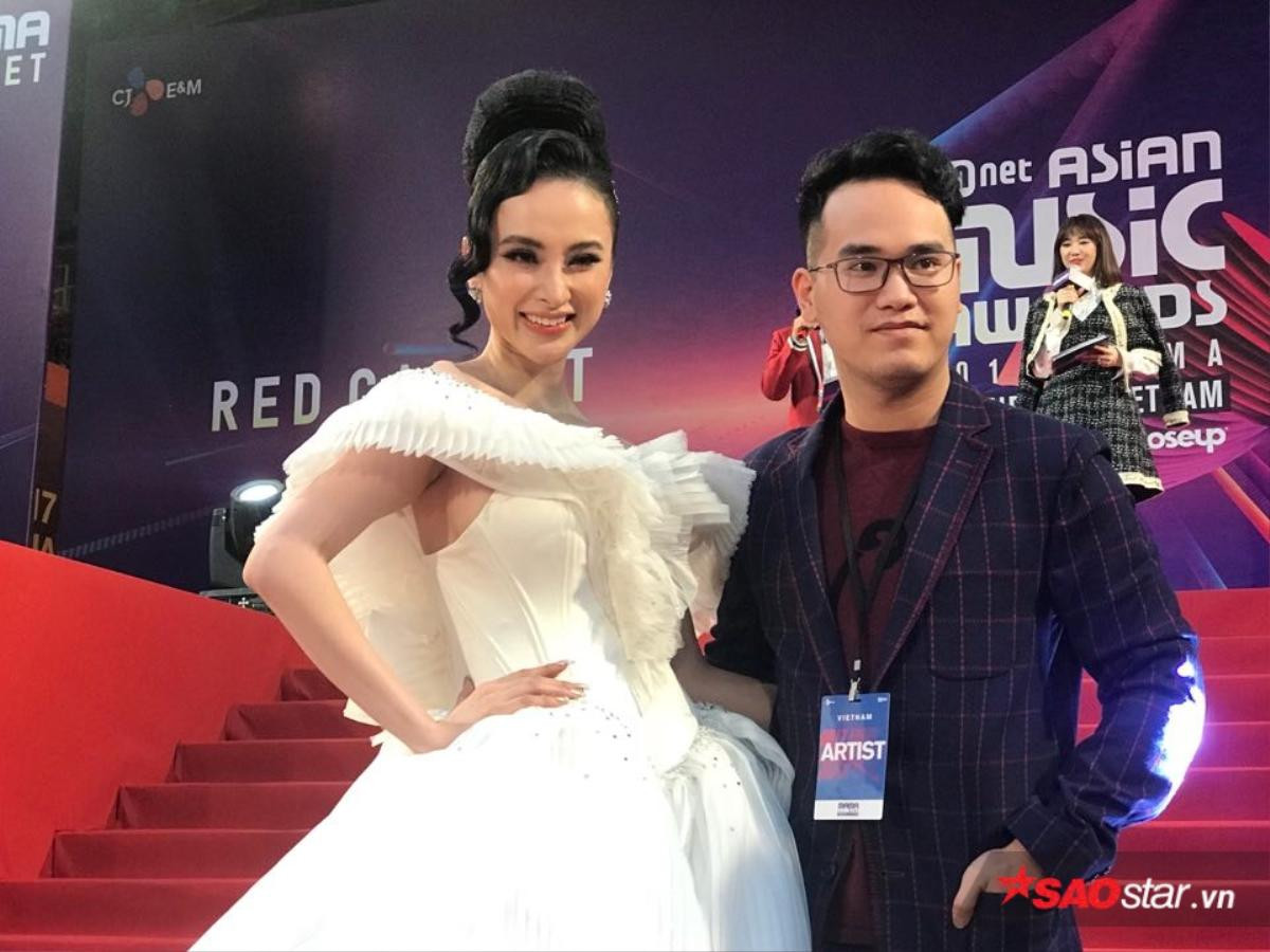 Angela Phương Trinh chơi trội, diện váy phát sáng đến trao giải tại MAMA 2017 Ảnh 1