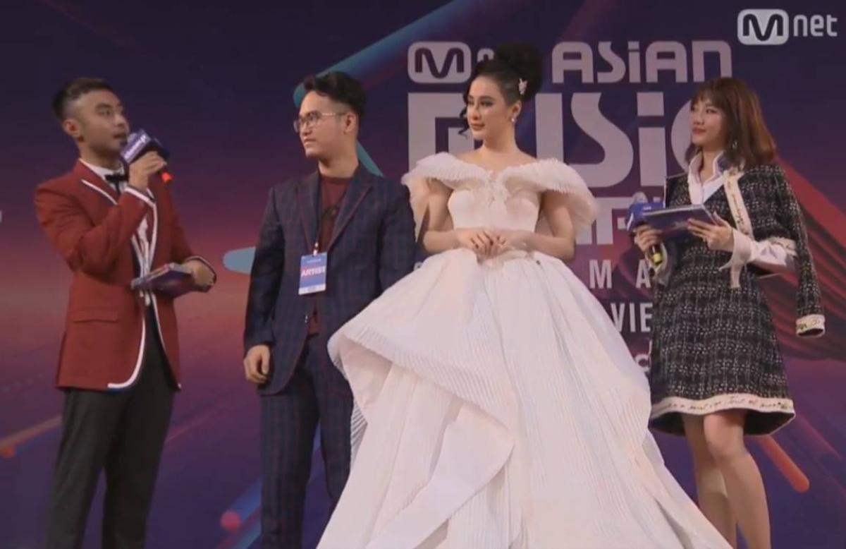 Angela Phương Trinh chơi trội, diện váy phát sáng đến trao giải tại MAMA 2017 Ảnh 2