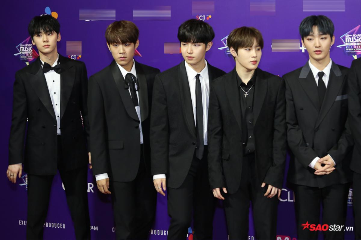 Thảm đỏ MAMA 2017: Host Thu Minh cực trẻ trung, Wanna One và Seventeen gây sốt vì vẻ điển trai hút hồn Ảnh 33