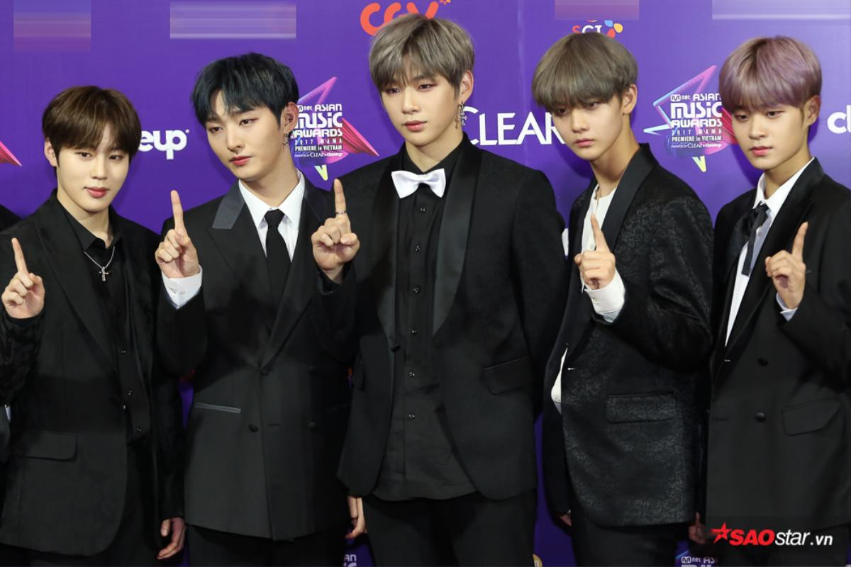 Thảm đỏ MAMA 2017: Host Thu Minh cực trẻ trung, Wanna One và Seventeen gây sốt vì vẻ điển trai hút hồn Ảnh 31