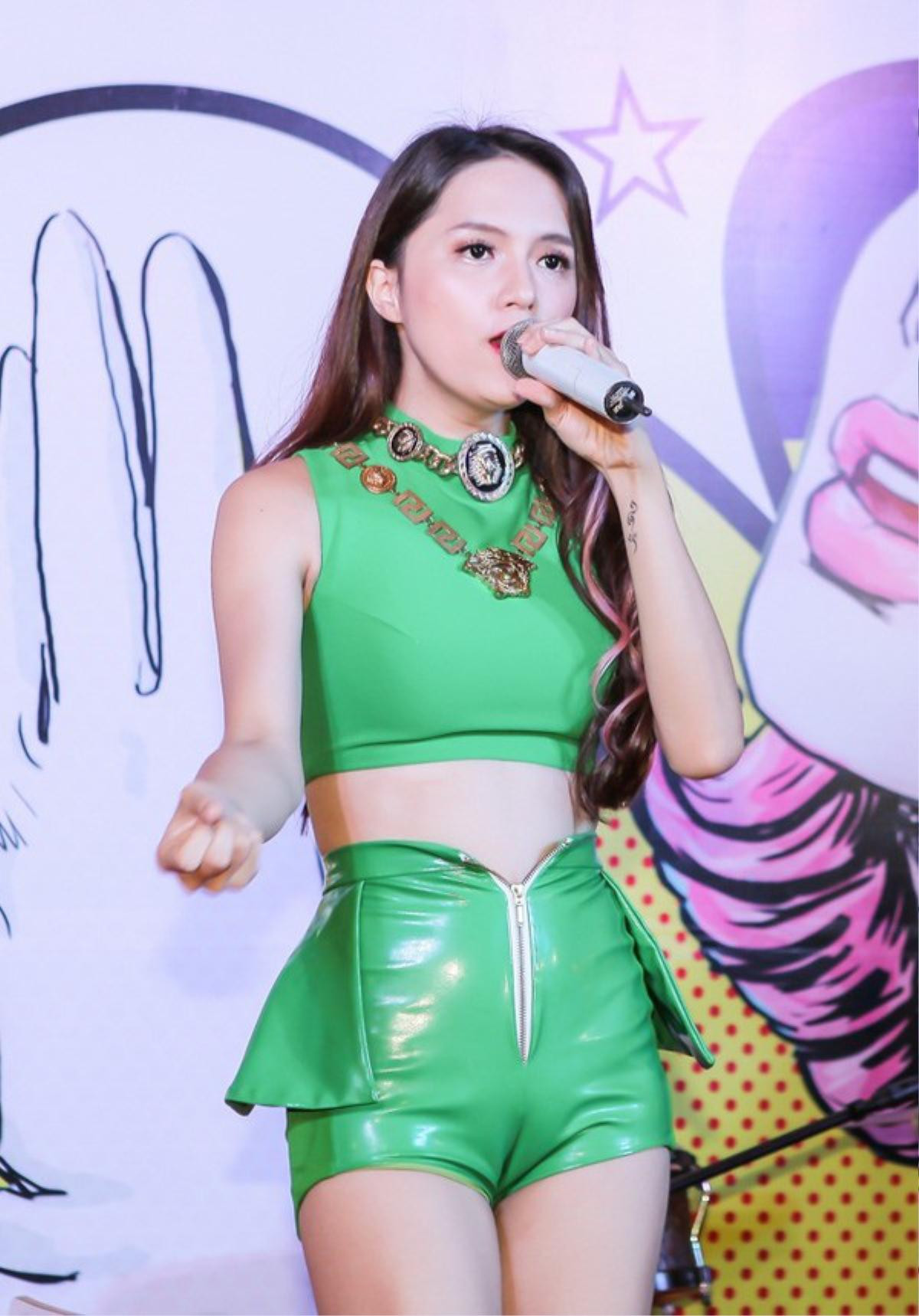 Hương Giang Idol và 'ngàn lẻ một' lần khiến người đối diện hốt hoảng vì váy áo khó hiểu Ảnh 12