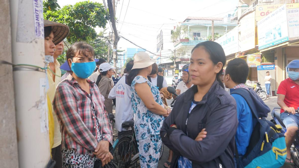 Nhân chứng kể phút bé trai 6 tuổi bị dân phòng sát hại: 'Nhìn nó đưa dao vào cổ em bé, tôi tưởng đùa giỡn' Ảnh 1