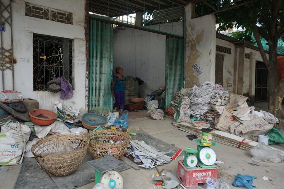 Người phát hiện thi thể bé gái 20 ngày tuổi ở bãi rác: ‘Cháu bị bỏ trong bao tải, bên ngoài ghi số điện thoại’ Ảnh 5