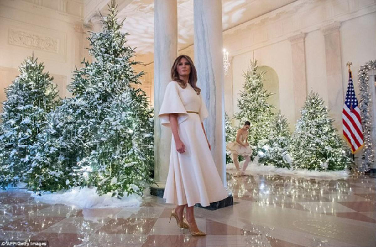 Bà Melania đẹp tựa thiên thần, trổ tài ‘biến hoá’ Nhà Trắng thành lâu đài tuyết lung linh đón Giáng sinh Ảnh 3