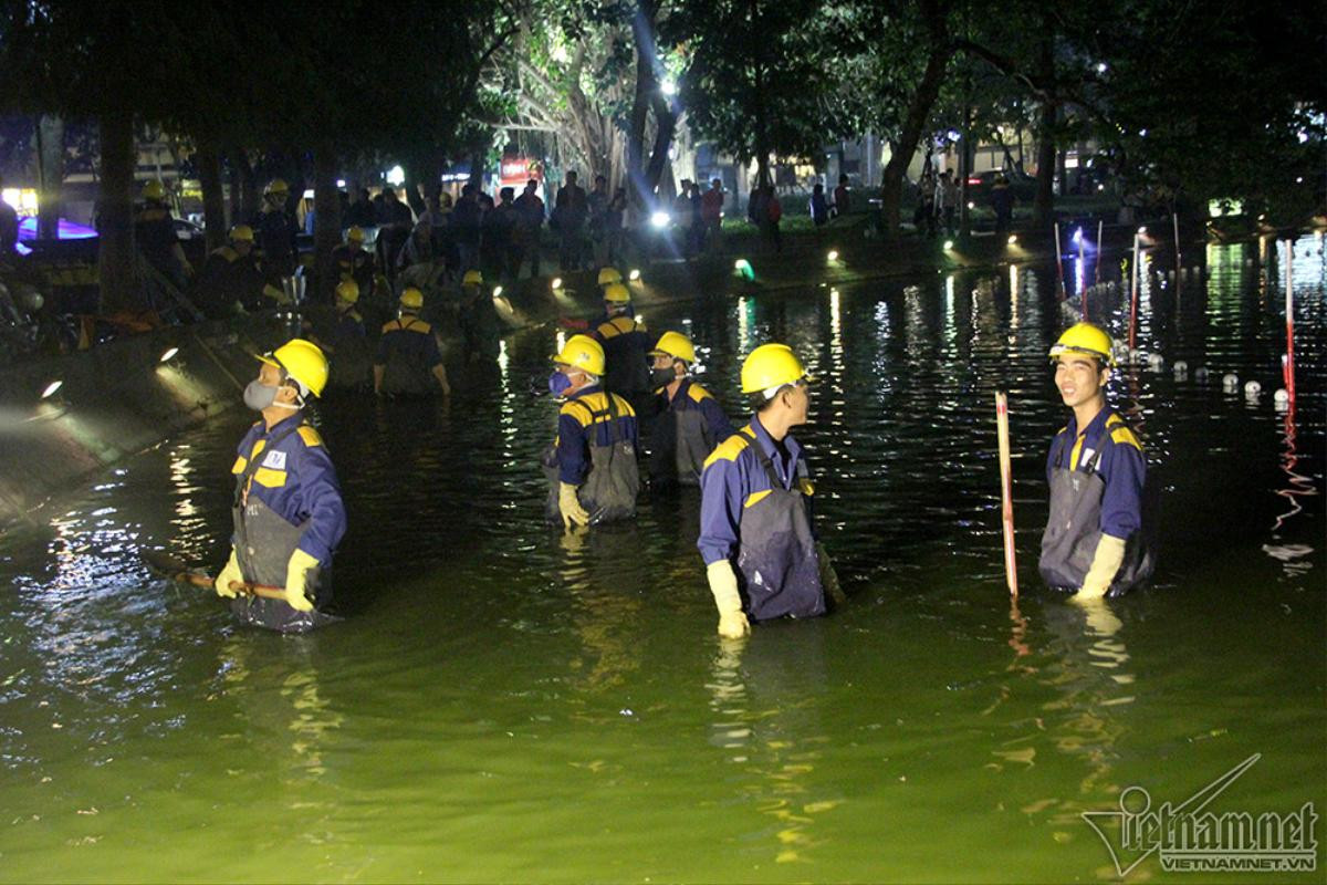 200 công nhân trắng đêm nạo vét hồ Hoàn Kiếm Ảnh 3