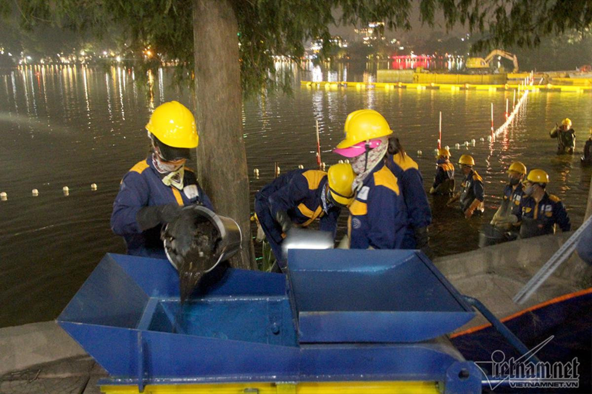 200 công nhân trắng đêm nạo vét hồ Hoàn Kiếm Ảnh 8