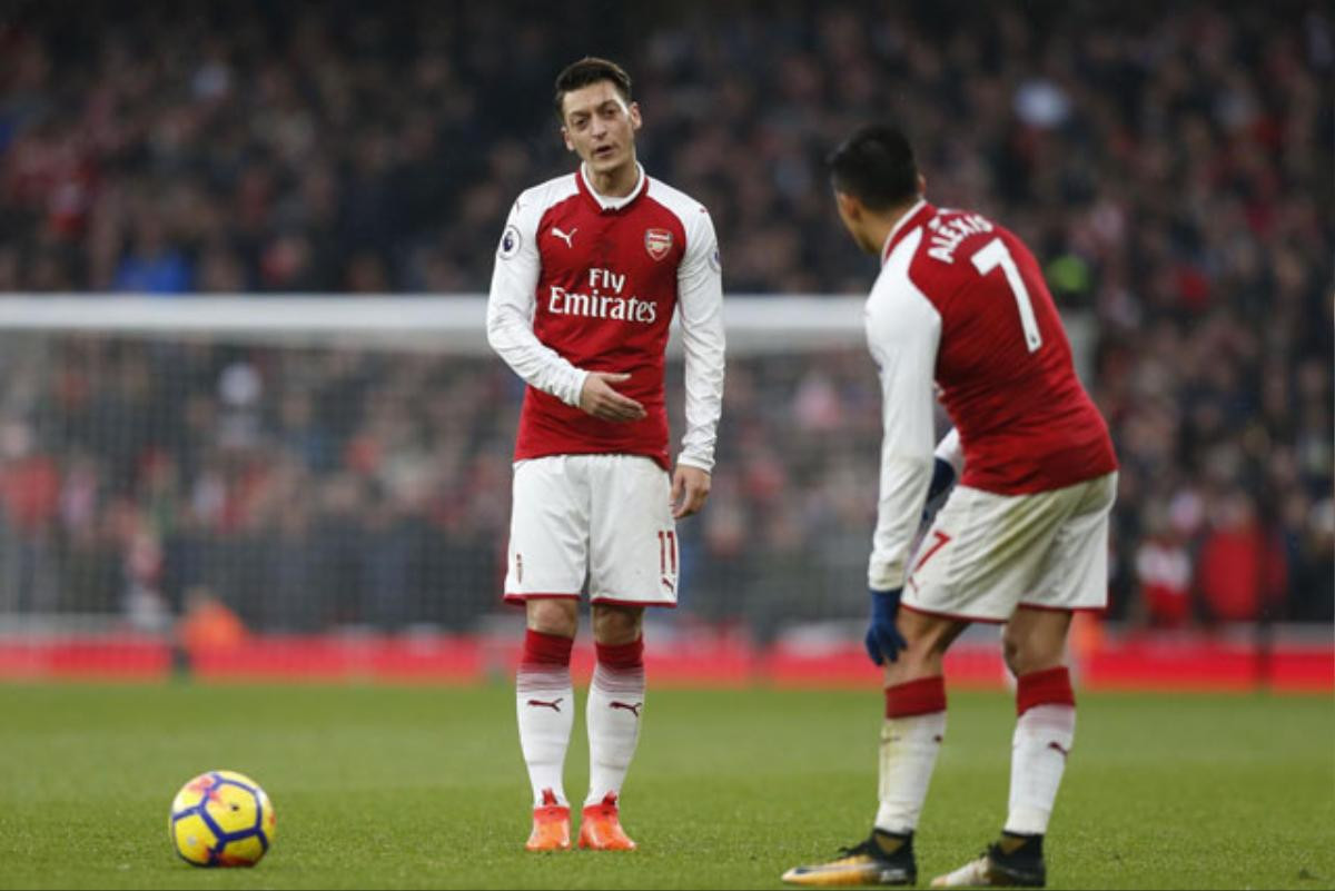 Giữ Ozil và Sanchez - Arsenal mất nhiều hơn được Ảnh 1