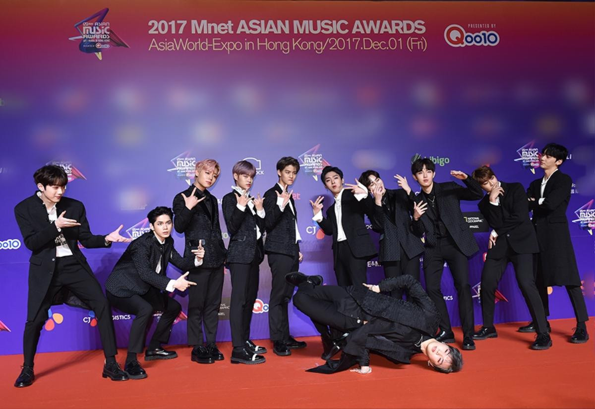 MAMA 2017 Hồng Kông: Host Song Joong Ki xuất hiện cực bảnh, dàn trai đẹp đình đám EXO, Wanna One, BTS đổ bộ thảm đỏ Ảnh 42