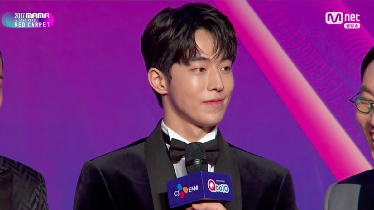 MAMA 2017 Hồng Kông: Host Song Joong Ki xuất hiện cực bảnh, dàn trai đẹp đình đám EXO, Wanna One, BTS đổ bộ thảm đỏ Ảnh 14