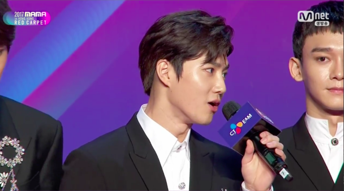 MAMA 2017 Hồng Kông: Host Song Joong Ki xuất hiện cực bảnh, dàn trai đẹp đình đám EXO, Wanna One, BTS đổ bộ thảm đỏ Ảnh 44