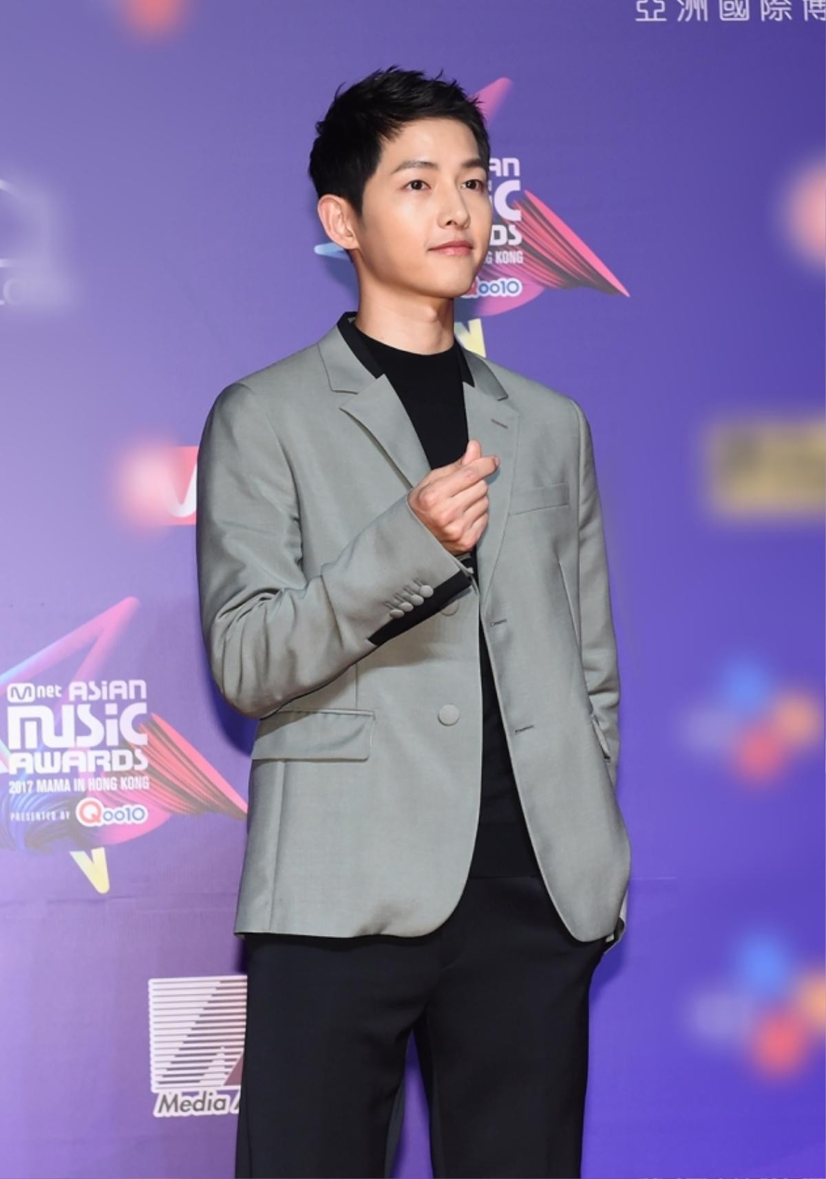 MAMA 2017 Hồng Kông: Host Song Joong Ki xuất hiện cực bảnh, dàn trai đẹp đình đám EXO, Wanna One, BTS đổ bộ thảm đỏ Ảnh 51