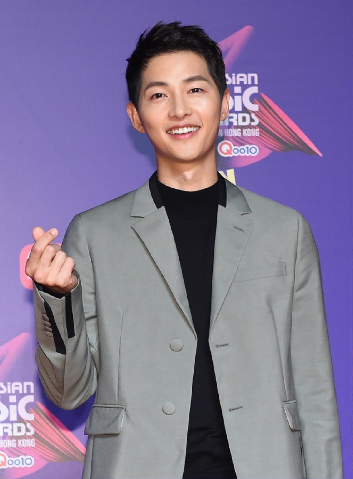 MAMA 2017 Hồng Kông: Host Song Joong Ki xuất hiện cực bảnh, dàn trai đẹp đình đám EXO, Wanna One, BTS đổ bộ thảm đỏ Ảnh 50