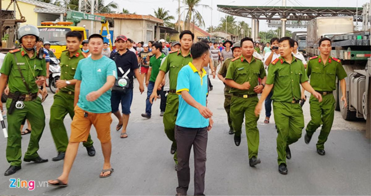 BOT Cai Lậy xả trạm, tài xế cúng heo quay Ảnh 4