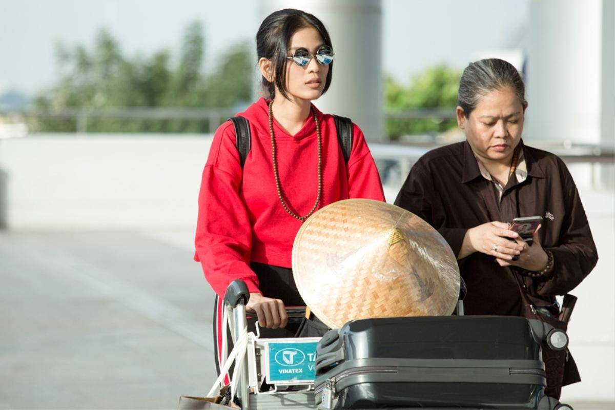 Trương Thị May 'bỏ quên tuổi' với set đồ cá tính, lên đường làm giám khảo cuộc thi nhan sắc Ảnh 1