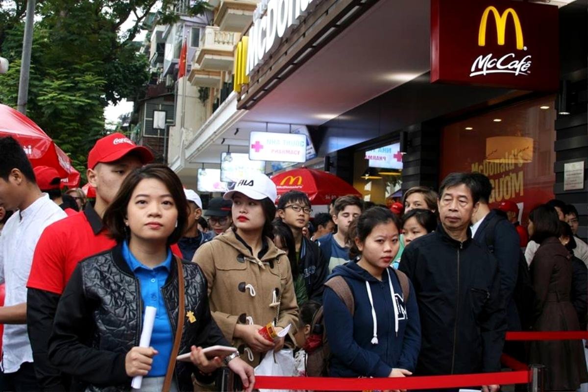 Khai trương McDonald's đầu tiên tại Hà Nội: Cụ bà 80 tuổi xếp hàng từ sáng sớm chờ chiếc bánh mì quốc tế Ảnh 3