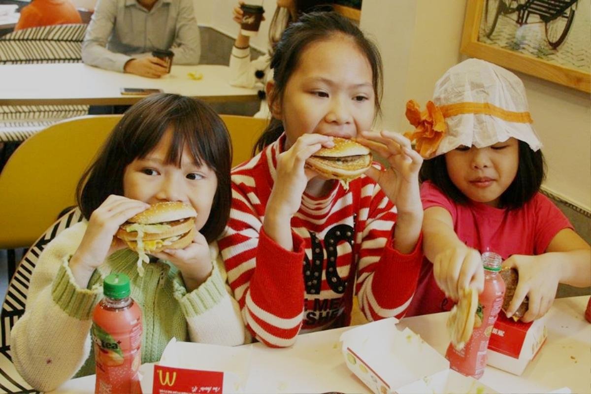 Khai trương McDonald's đầu tiên tại Hà Nội: Cụ bà 80 tuổi xếp hàng từ sáng sớm chờ chiếc bánh mì quốc tế Ảnh 12