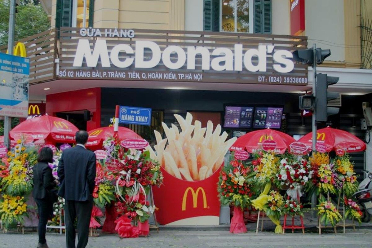 Khai trương McDonald's đầu tiên tại Hà Nội: Cụ bà 80 tuổi xếp hàng từ sáng sớm chờ chiếc bánh mì quốc tế Ảnh 1