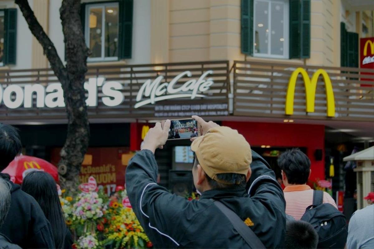 Khai trương McDonald's đầu tiên tại Hà Nội: Cụ bà 80 tuổi xếp hàng từ sáng sớm chờ chiếc bánh mì quốc tế Ảnh 2