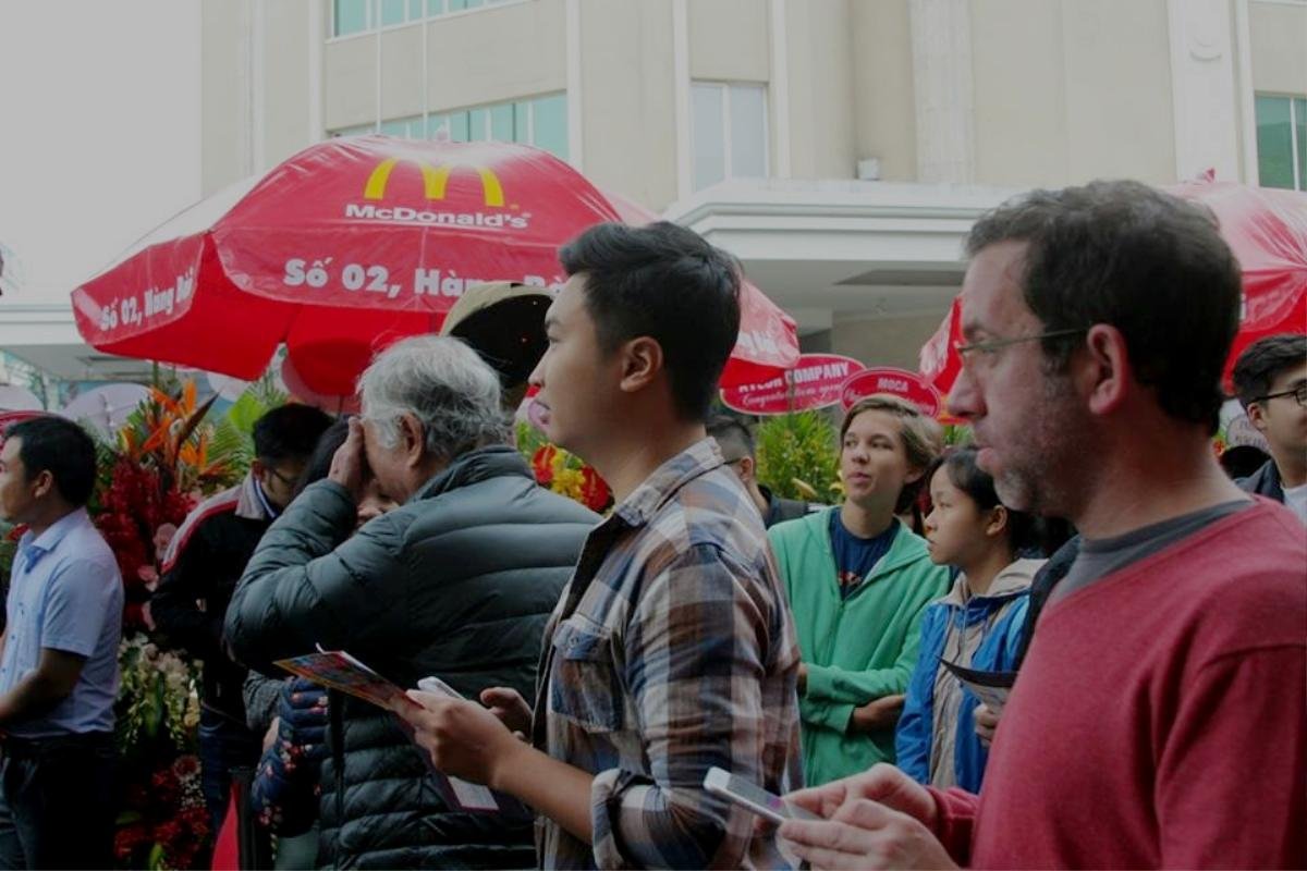 Khai trương McDonald's đầu tiên tại Hà Nội: Cụ bà 80 tuổi xếp hàng từ sáng sớm chờ chiếc bánh mì quốc tế Ảnh 15