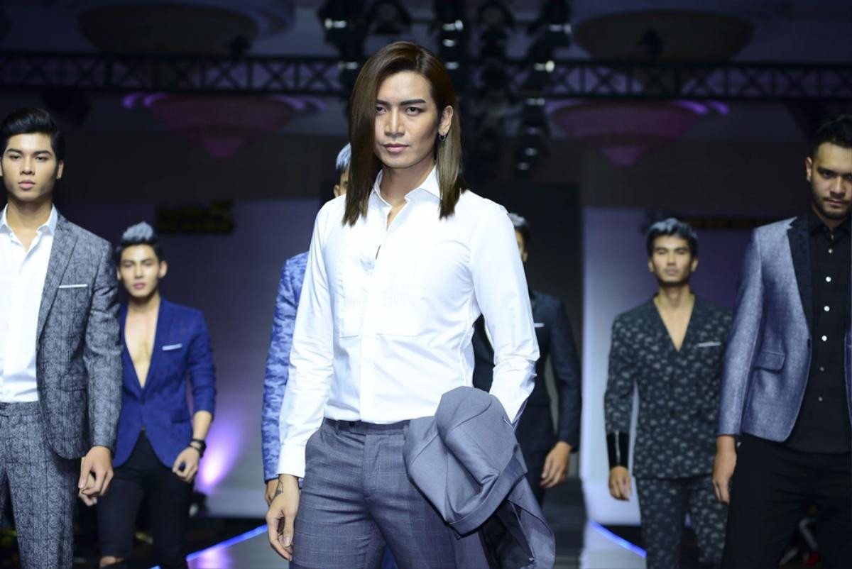 BB Trần để tóc dài, diện vest nam tính đúng chuẩn 'soái ca' trên sàn diễn catwalk Ảnh 3