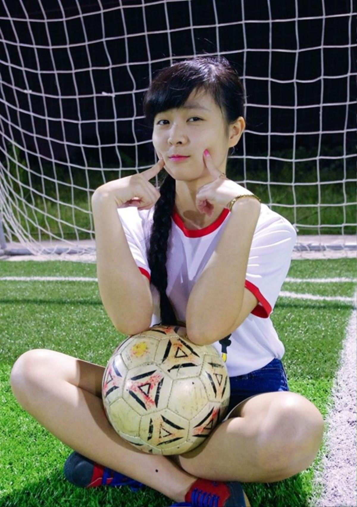 Ngắm hai hot-girl fan Arsenal từng gây 'sốt' sân Mỹ Đình Ảnh 9