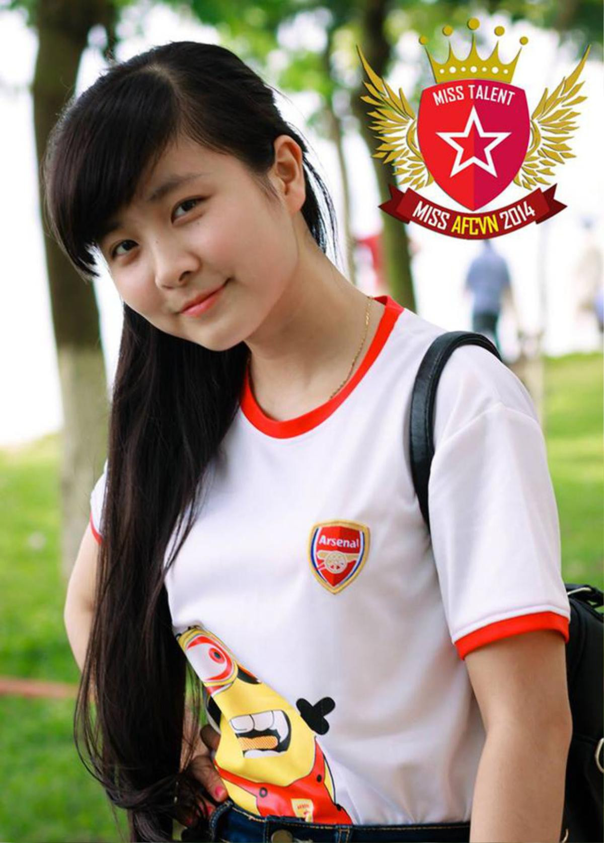 Ngắm hai hot-girl fan Arsenal từng gây 'sốt' sân Mỹ Đình Ảnh 7