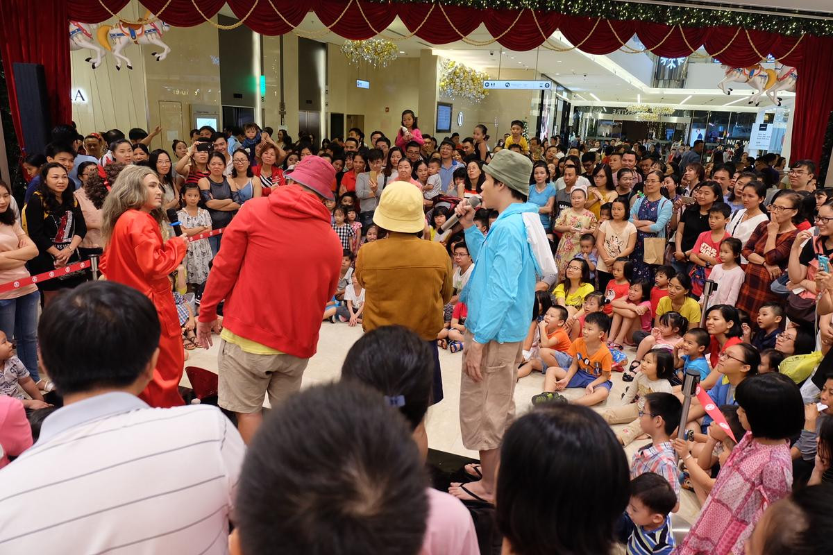 Huỳnh Lập khiến trung tâm thương mại 'thất thủ' khi bất ngờ xuất hiện với đồ bà ba, đội nón lá Ảnh 3