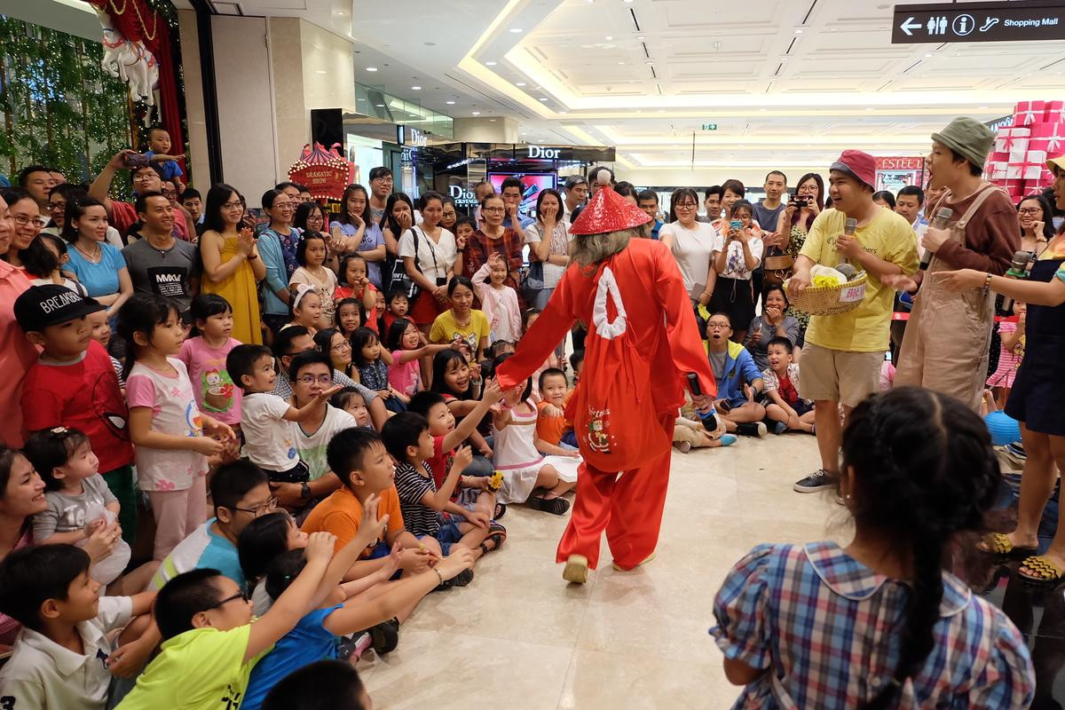 Huỳnh Lập khiến trung tâm thương mại 'thất thủ' khi bất ngờ xuất hiện với đồ bà ba, đội nón lá Ảnh 11