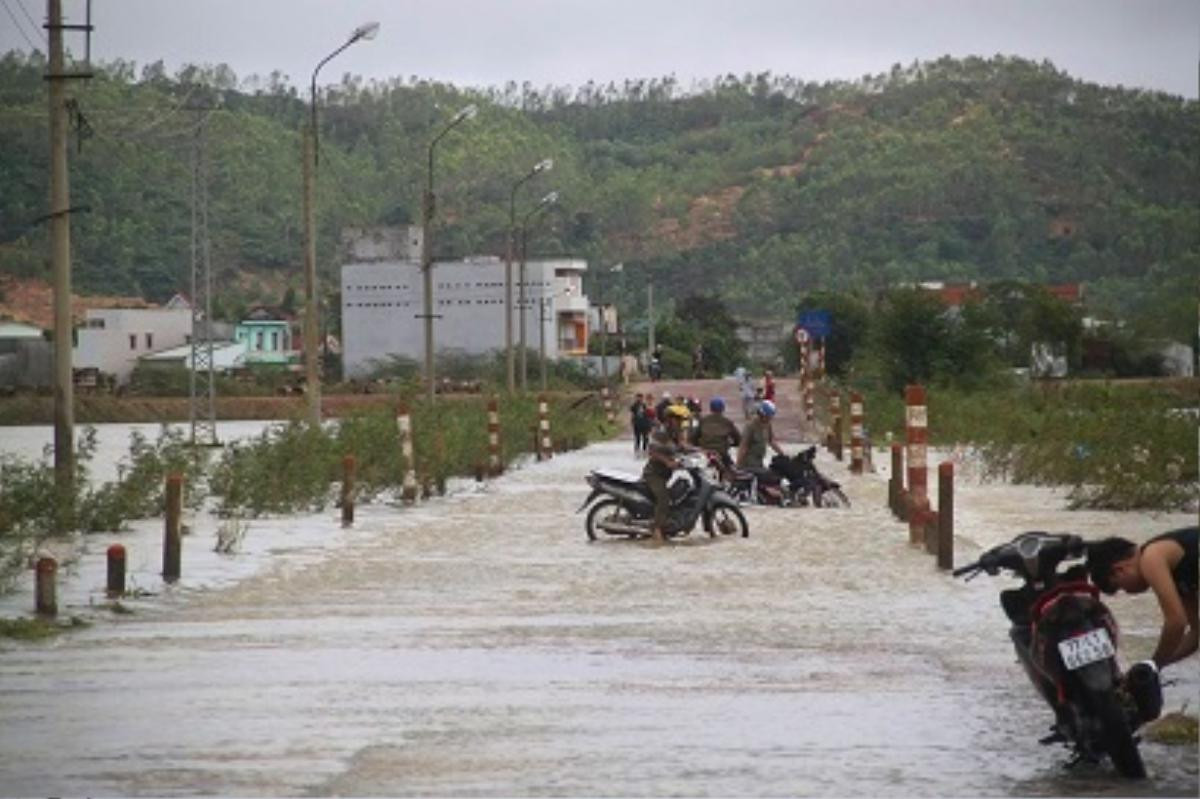 Lũ bất ngờ, hàng ngàn nhà dân Bình Định chìm trong biển nước Ảnh 2