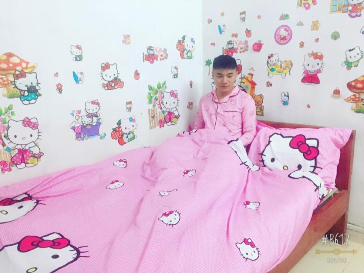 Chàng trai tên Hồng, yêu màu hồng và Hello Kitty nhanh chóng trở thành tâm điểm MXH Ảnh 1