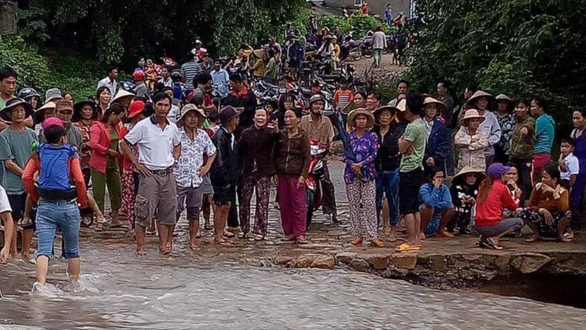 Hàng trăm người tìm kiếm trưởng thôn bị lũ cuốn Ảnh 1