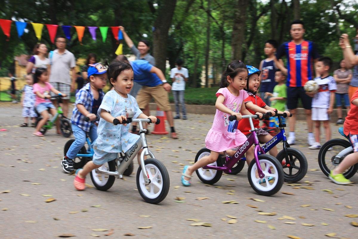 Trẻ em Việt Nam được vui chơi và phát triển thoải mái hay ra đường vào buổi tối mà không có vấn đề gì, trẻ em Mỹ cũng từng có thời gian được như thế trong quá khứ.