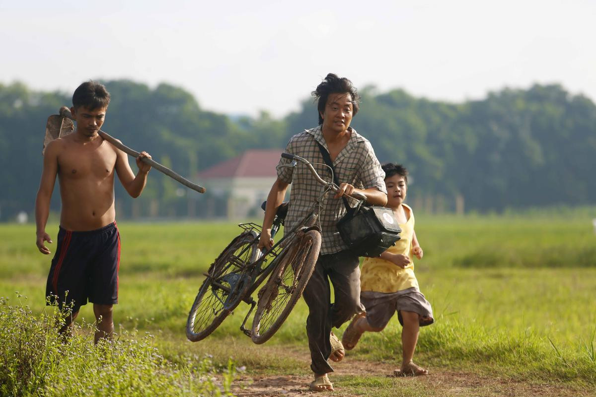 Lương Mạnh Hải 'than trời' vì bị đạo diễn Vũ Ngọc Đãng bắt ăn gián trong phim mới Ảnh 4