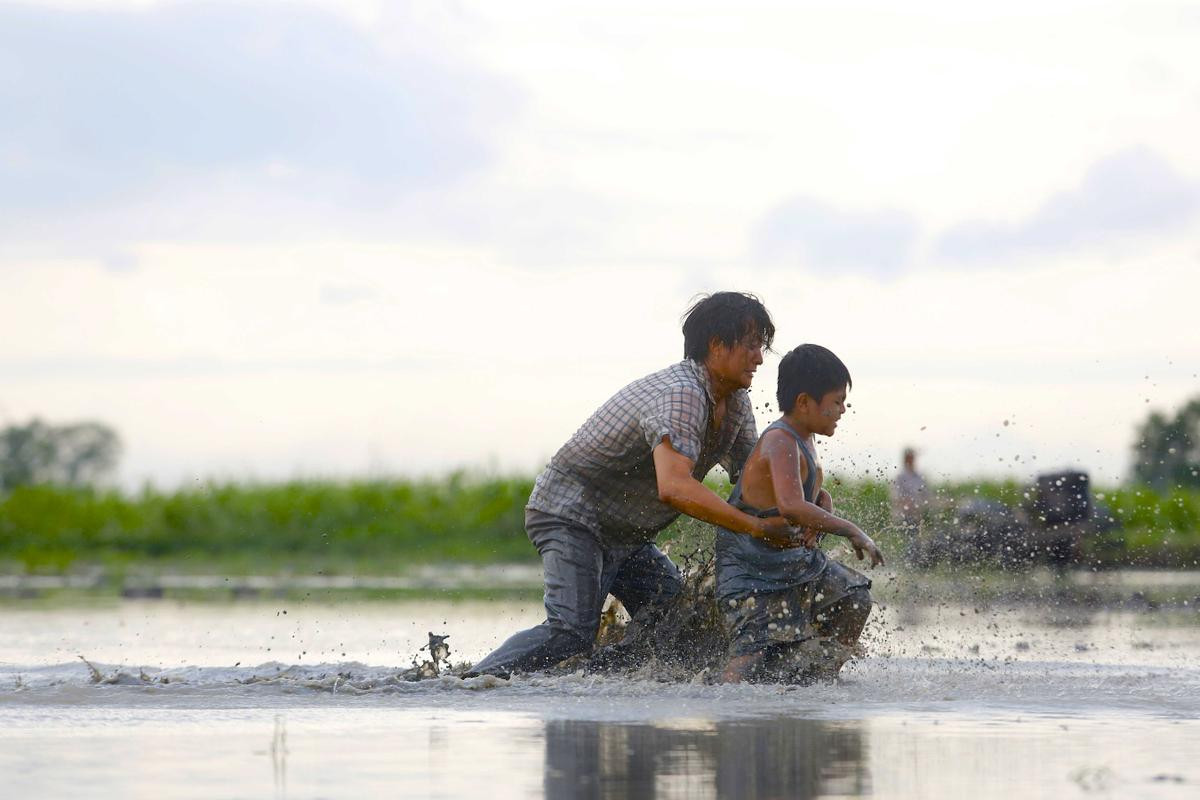 Lương Mạnh Hải 'than trời' vì bị đạo diễn Vũ Ngọc Đãng bắt ăn gián trong phim mới Ảnh 5