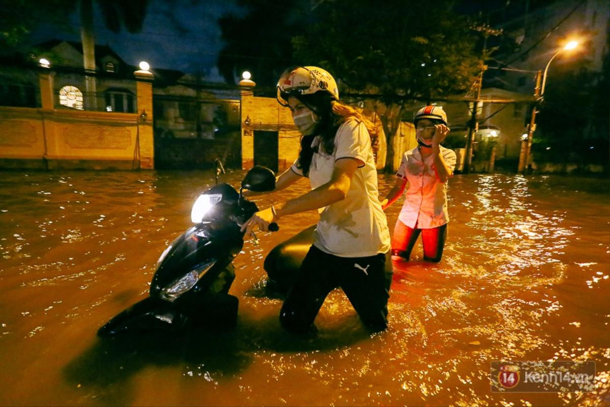 Khu nhà giàu ở Sài Gòn 'tê liệt' vì triều cường đạt đỉnh, dân đi ôtô phải chui cửa sổ ra ngoài vì nước ngập tới ca pô Ảnh 2