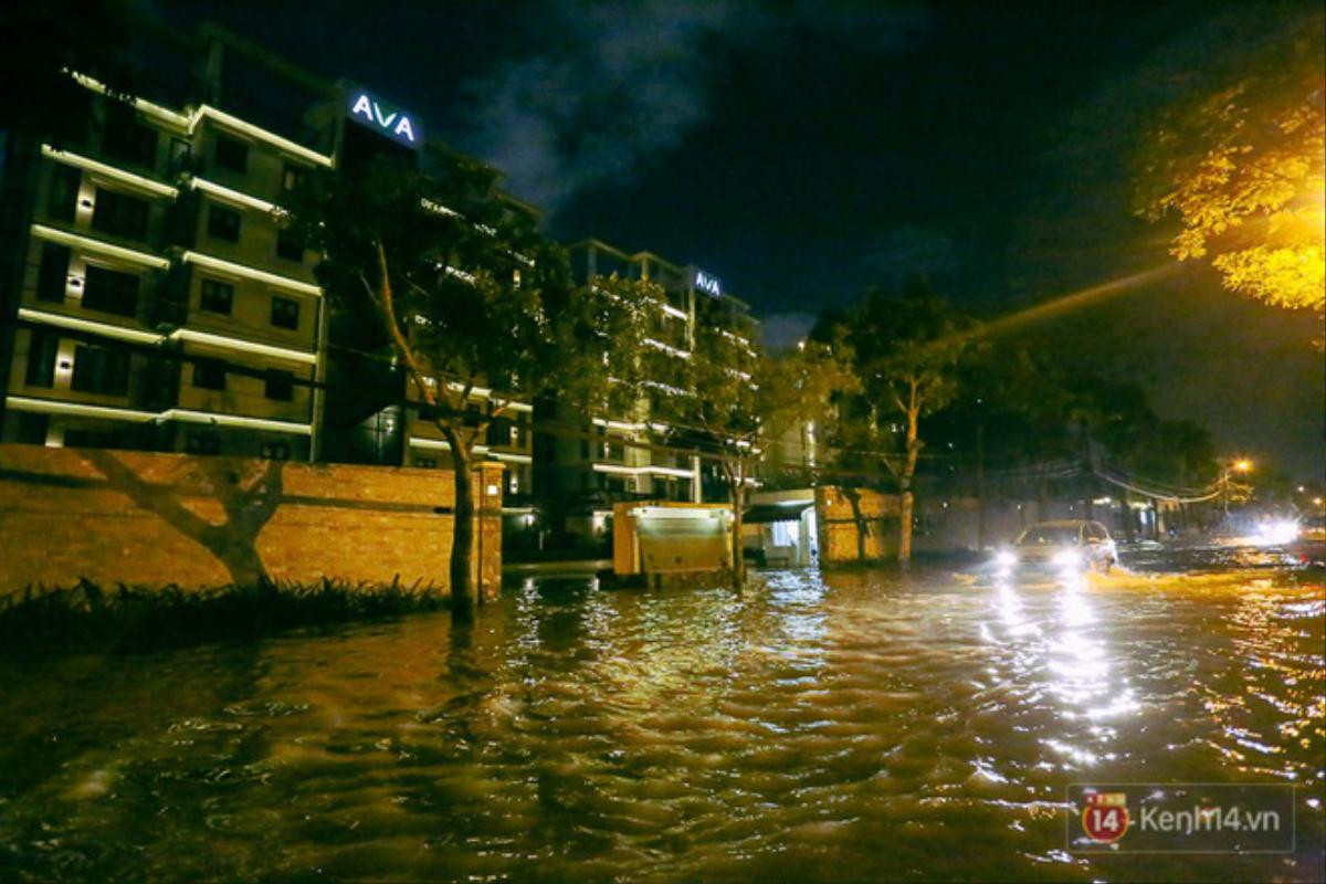 Khu nhà giàu ở Sài Gòn 'tê liệt' vì triều cường đạt đỉnh, dân đi ôtô phải chui cửa sổ ra ngoài vì nước ngập tới ca pô Ảnh 5