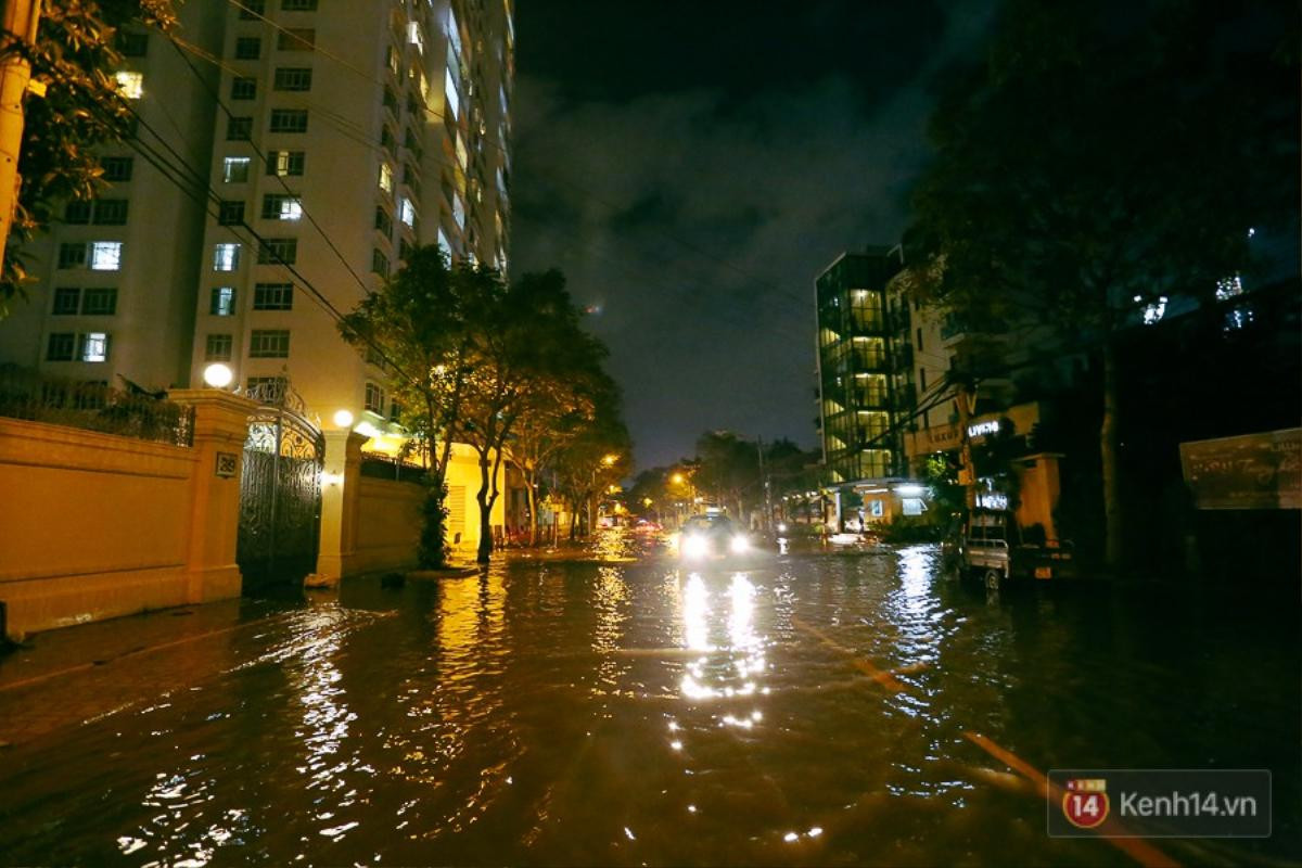 Khu nhà giàu ở Sài Gòn 'tê liệt' vì triều cường đạt đỉnh, dân đi ôtô phải chui cửa sổ ra ngoài vì nước ngập tới ca pô Ảnh 6