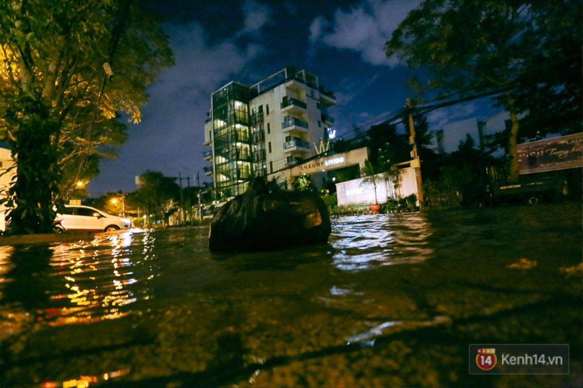 Khu nhà giàu ở Sài Gòn 'tê liệt' vì triều cường đạt đỉnh, dân đi ôtô phải chui cửa sổ ra ngoài vì nước ngập tới ca pô Ảnh 8