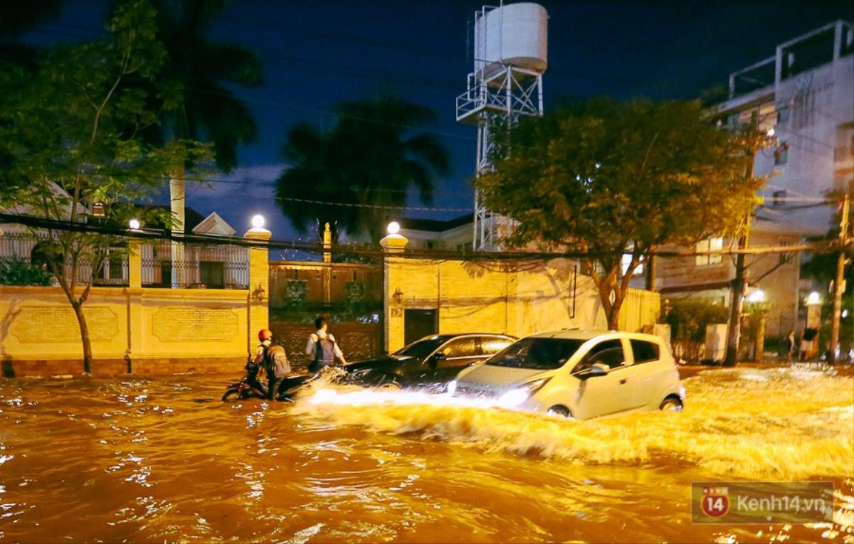 Khu nhà giàu ở Sài Gòn 'tê liệt' vì triều cường đạt đỉnh, dân đi ôtô phải chui cửa sổ ra ngoài vì nước ngập tới ca pô Ảnh 11