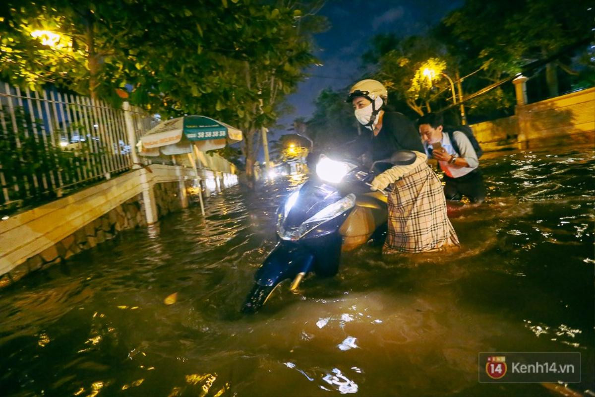 Khu nhà giàu ở Sài Gòn 'tê liệt' vì triều cường đạt đỉnh, dân đi ôtô phải chui cửa sổ ra ngoài vì nước ngập tới ca pô Ảnh 10