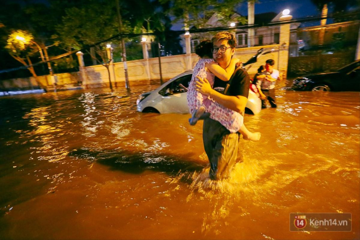 Khu nhà giàu ở Sài Gòn 'tê liệt' vì triều cường đạt đỉnh, dân đi ôtô phải chui cửa sổ ra ngoài vì nước ngập tới ca pô Ảnh 12