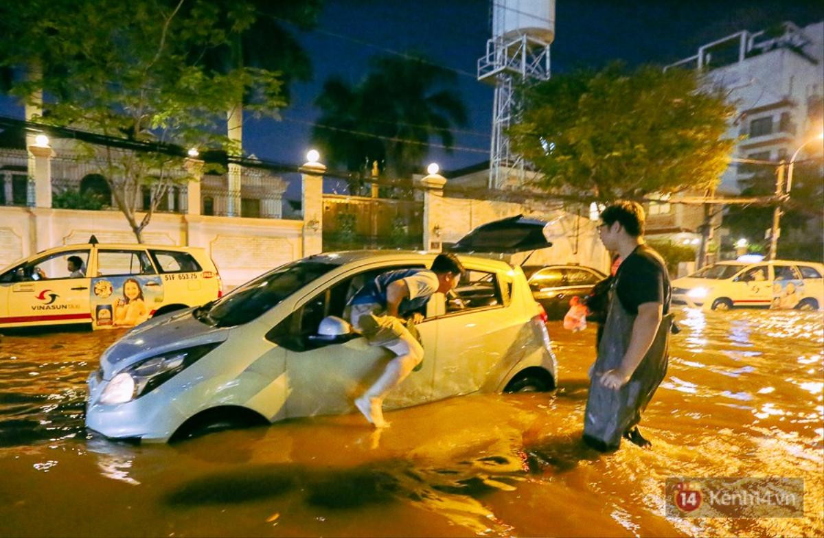 Khu nhà giàu ở Sài Gòn 'tê liệt' vì triều cường đạt đỉnh, dân đi ôtô phải chui cửa sổ ra ngoài vì nước ngập tới ca pô Ảnh 14