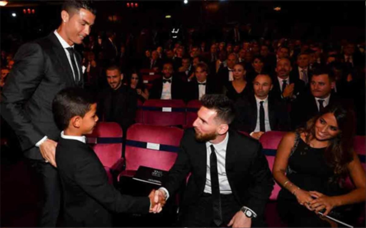 Con trai Ronaldo bất ngờ cảm ơn Messi trước thềm trao giải Quả Bóng Vàng Ảnh 1