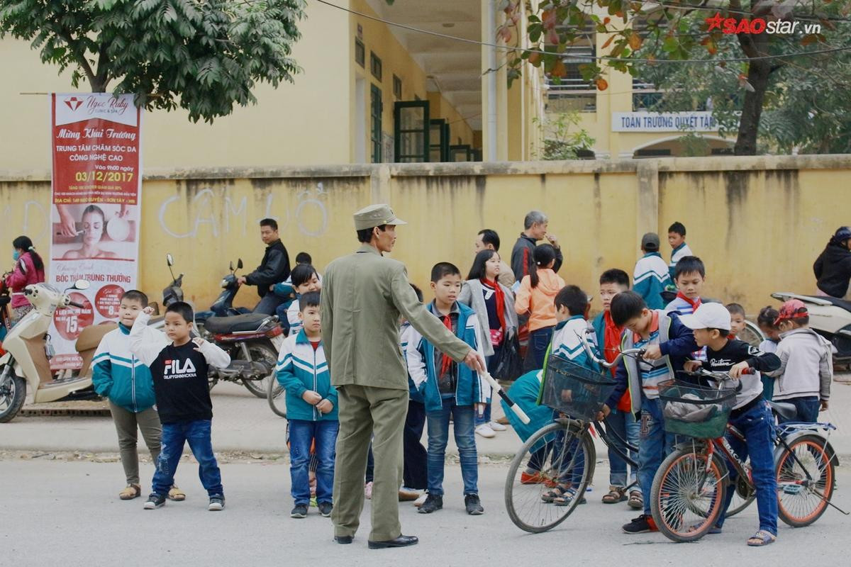 Mắc bệnh ung thư đã 3 năm, kinh tế kiệt quệ nhưng bác bảo vệ dân phố vẫn sống lạc quan với 'nghiệp' dẫn học sinh qua đường Ảnh 6