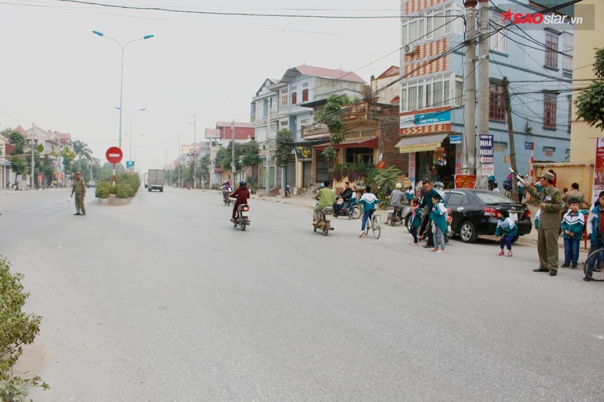 Mắc bệnh ung thư đã 3 năm, kinh tế kiệt quệ nhưng bác bảo vệ dân phố vẫn sống lạc quan với 'nghiệp' dẫn học sinh qua đường Ảnh 9