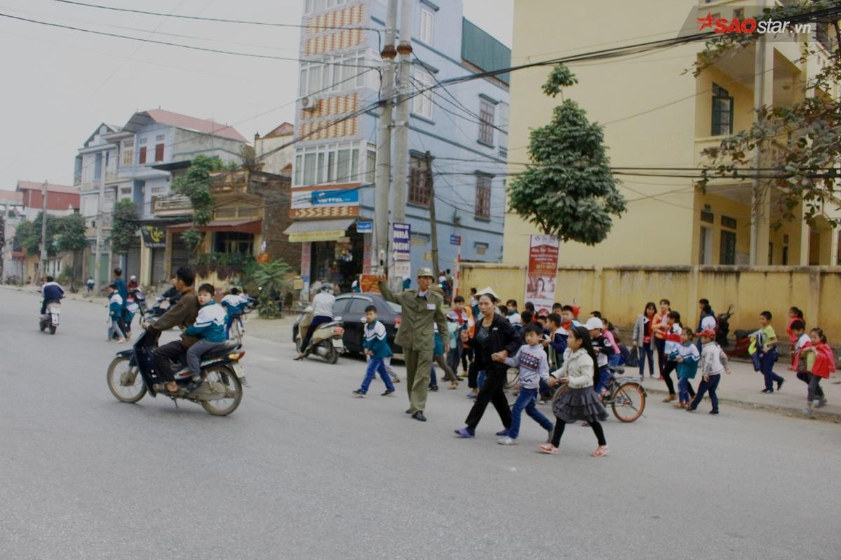 Mắc bệnh ung thư đã 3 năm, kinh tế kiệt quệ nhưng bác bảo vệ dân phố vẫn sống lạc quan với 'nghiệp' dẫn học sinh qua đường Ảnh 7